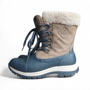 Muck Boots Women's Size 7 with Blue and Tan Design